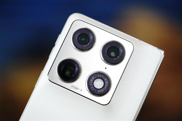 联想moto首款大折叠手机!moto razr fold图赏