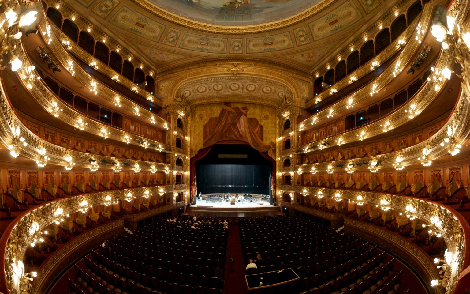 世界闻名的哥伦布大剧院，又称科隆大剧院（Teatro Col&oacute;n）