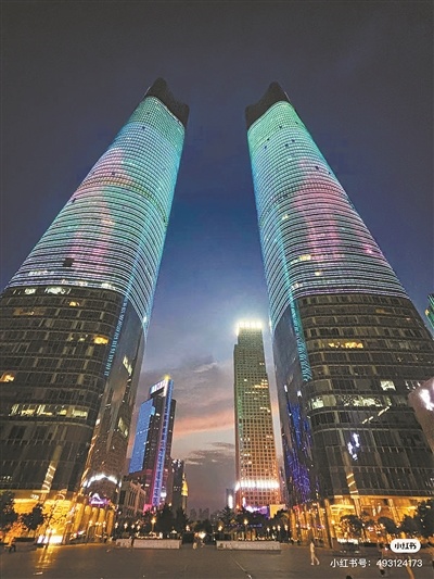 白天、夜晚仰拍双子塔有着不同的气场