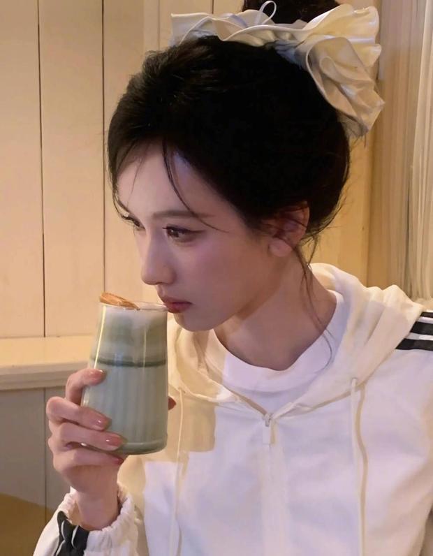 陈都灵侧脸精致。