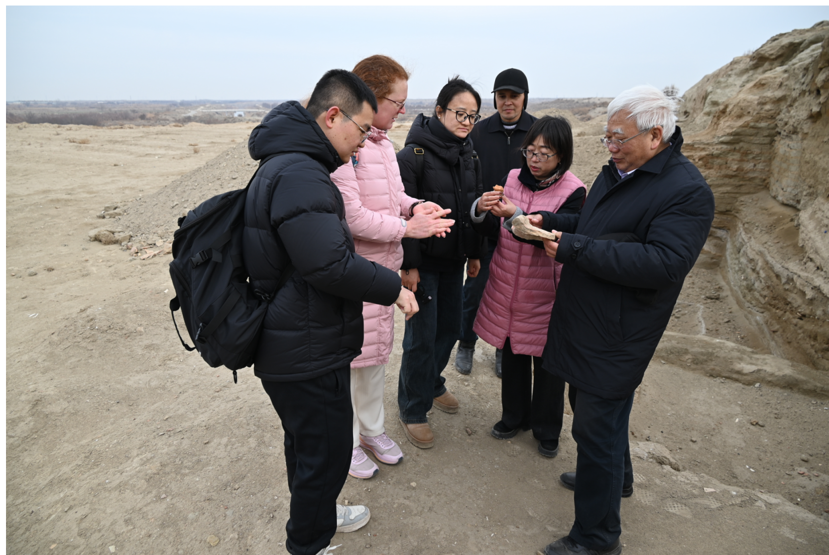 研究所师生在乌兹别克斯坦布哈拉派肯特考古遗址考察