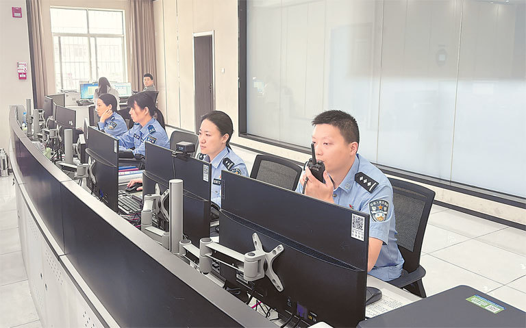 南昌县公安局情报指挥中心内，民警正接听来电、调度警力。