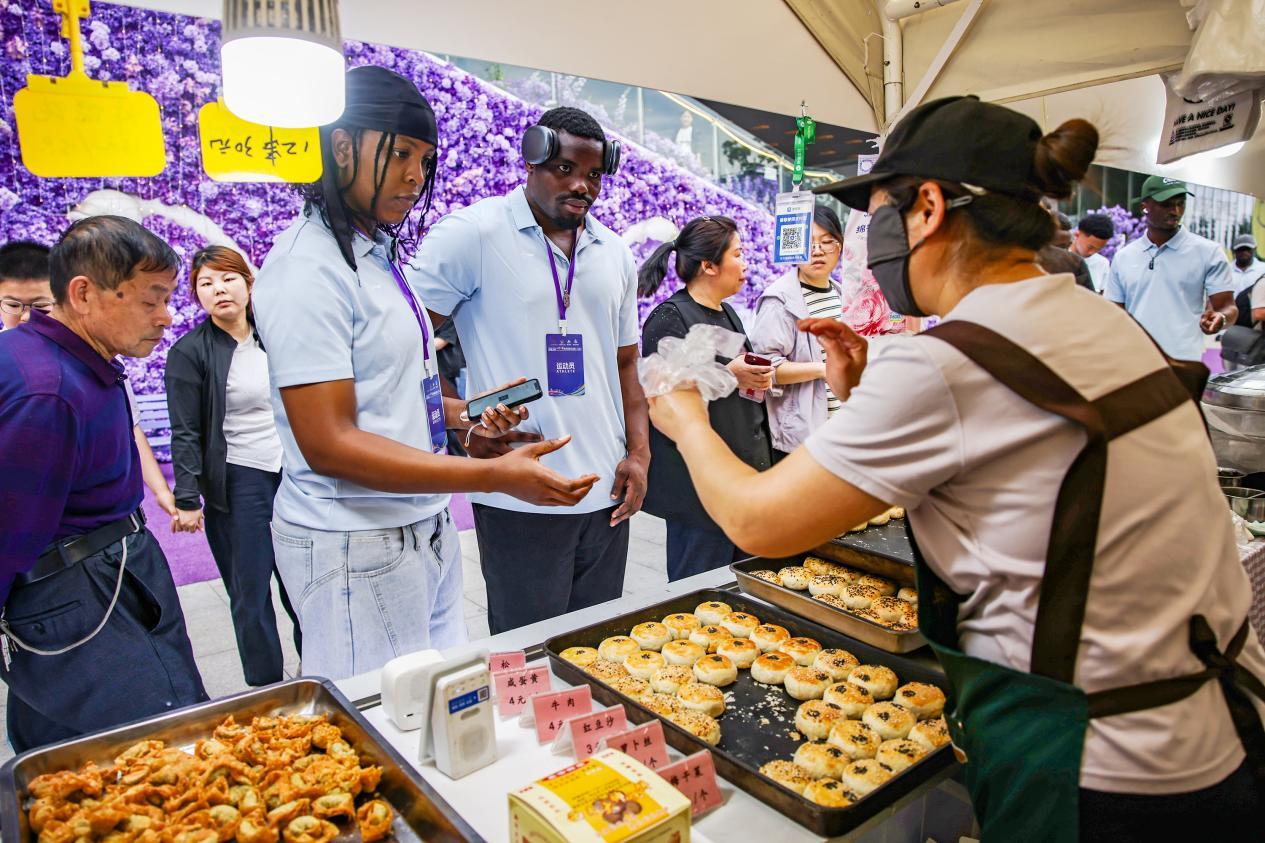 图为青年代表品尝靖江美食。盛义摄
