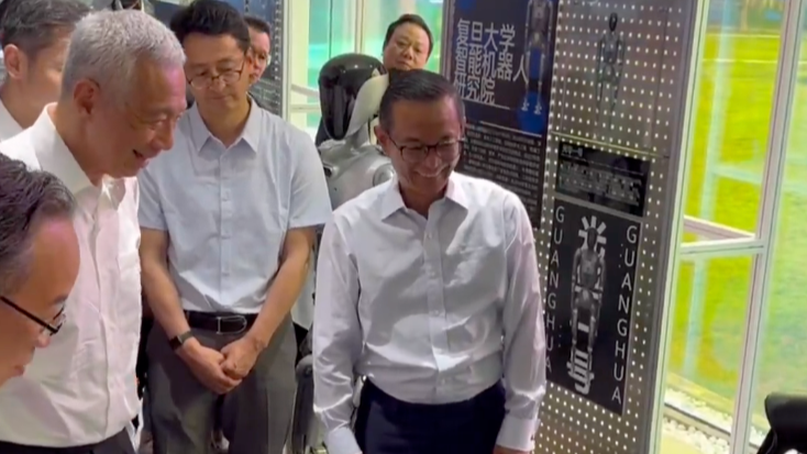 李显龙访华，参观上海机器人创新孵化器
