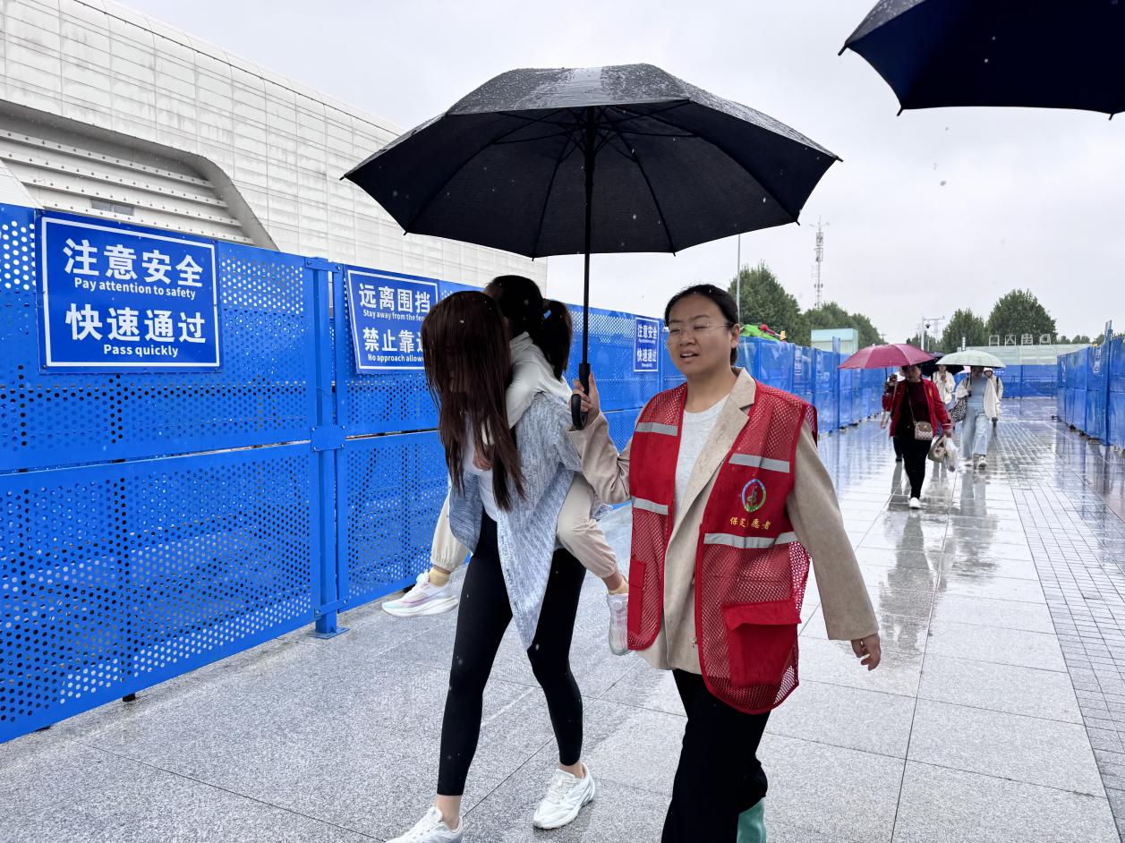 保定城市管理连夜迎战强降水,协同作业清积水保畅通