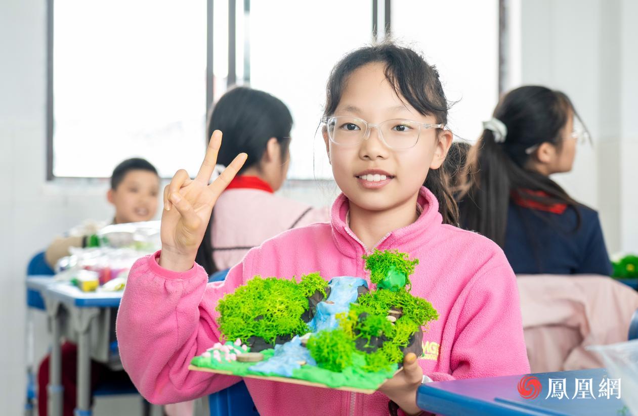 孩子们用黏土塑造心中的家乡山水