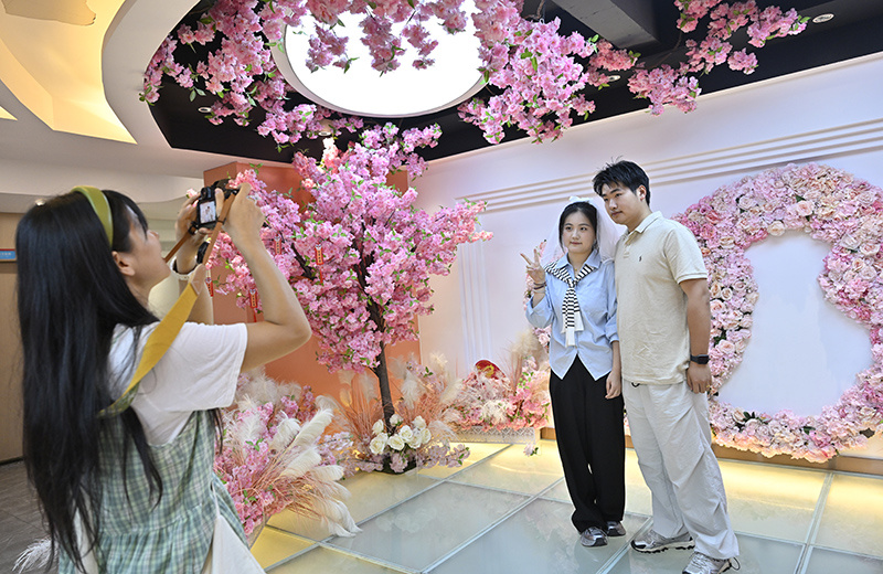5月20日，南昌市青山湖区婚姻登记处，领证的新人