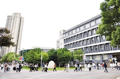 家长和学生参加开放日