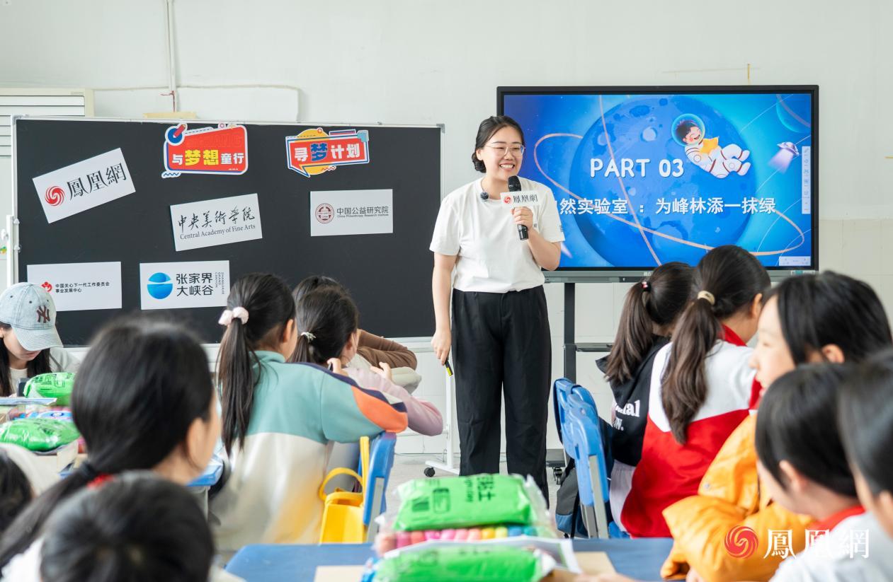 志愿者王玉带领同学们探寻西兰卡普的奥秘