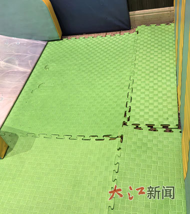 黄女士女儿摔倒时，儿童区地垫拼接松散并有多处拱起。