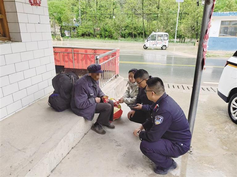民警帮助老人回家