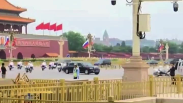 红旗国宾车护送普京抵达人民大会堂