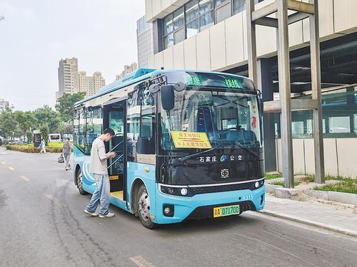 5月15日17时30分许，石家庄市人民医院建华院区内，乘客上车乘坐“健康快线”。本报记者 许君强摄