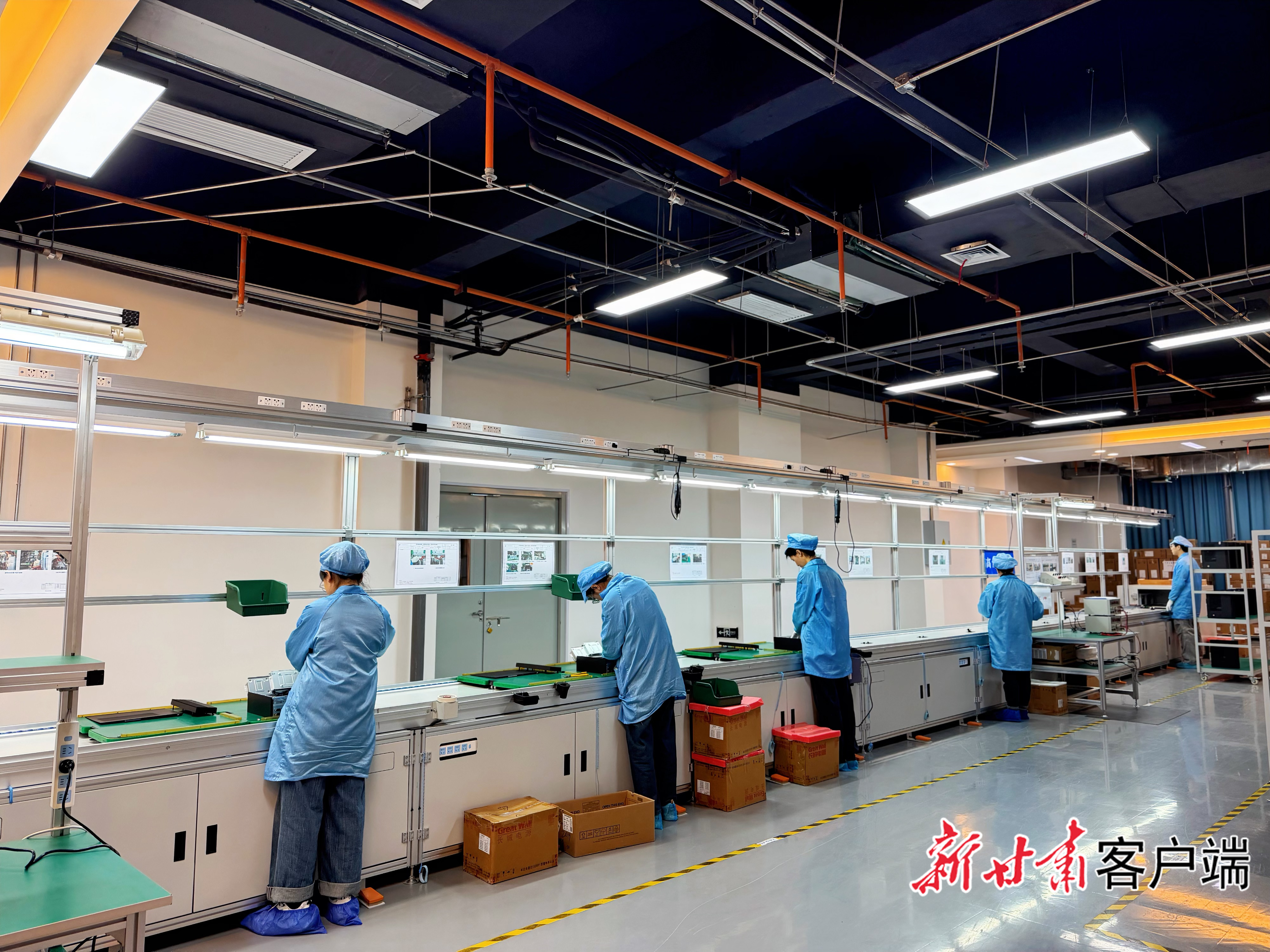 生产车间内,工人正在组装信创电脑。本文图片除署名外均由新甘肃·甘肃日报记者 李永萍 摄