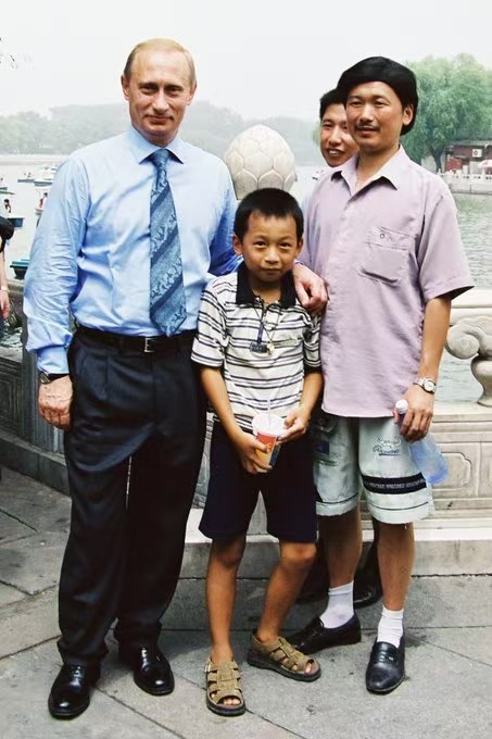 2000年7月，普京在北海公园与年幼的彭湃合影。
