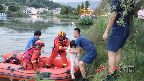 被困人员被安全转移至岸上。