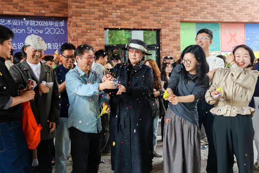 图15在全场师生齐声高喊“毕业快乐”的欢呼声中,展览正式启幕。