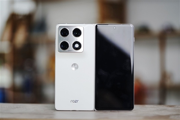 联想moto首款大折叠手机!moto razr fold图赏
