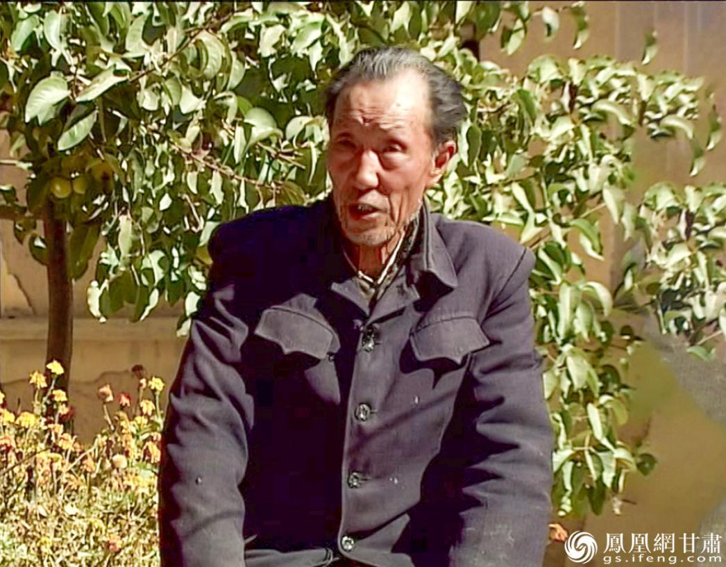 牛国民生前讲述王进喜考钻工的往事　韩亮　摄