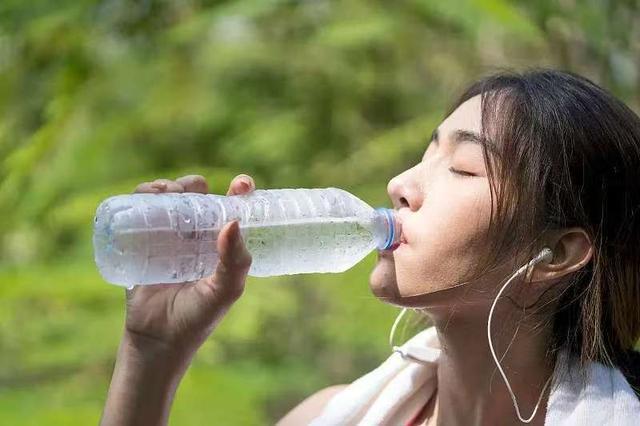 年纪越大，越要控制饮水量？医生告诫：老年人尽量保持这个饮水量