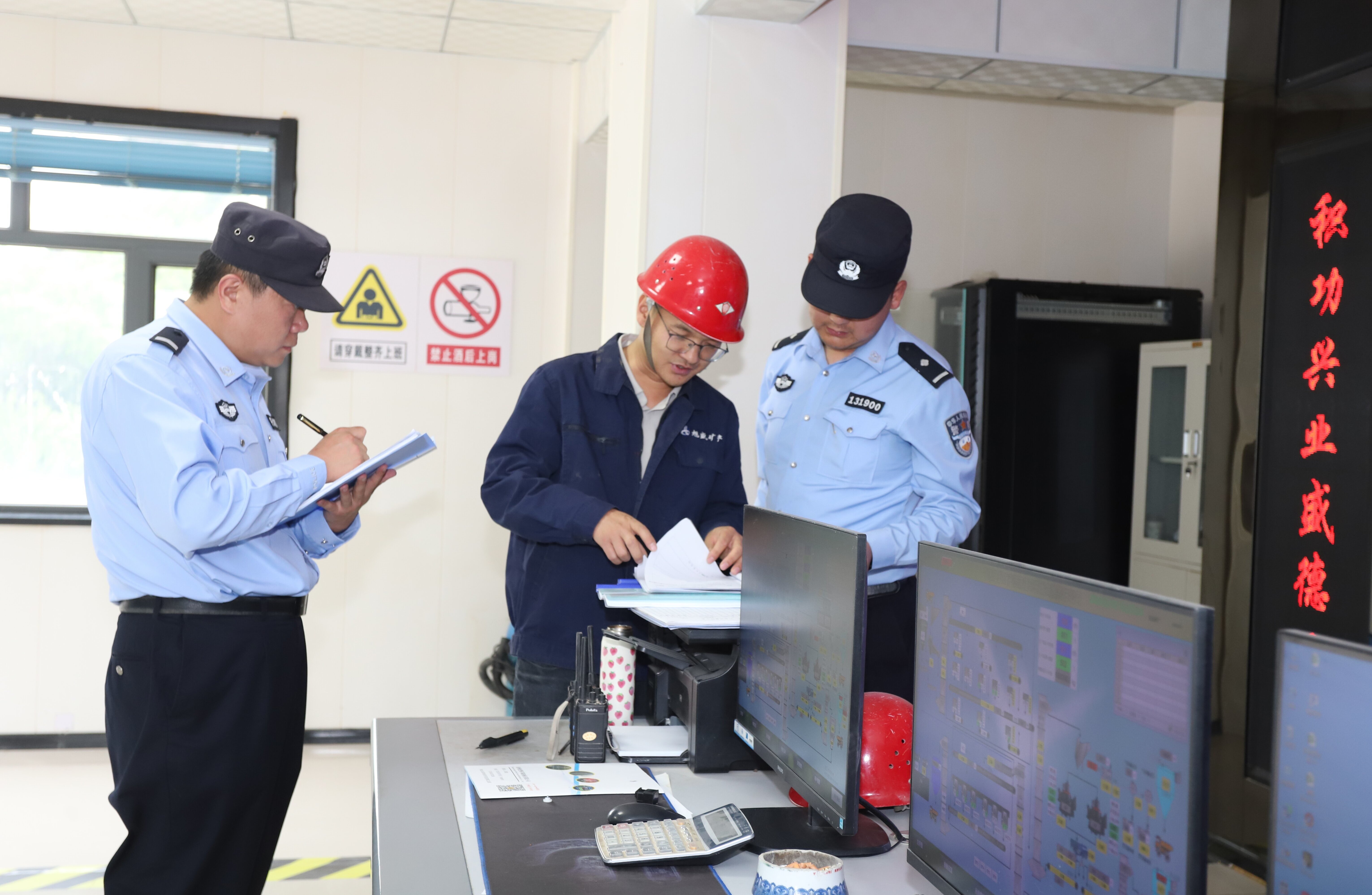 图2为民警深入辖区企业,排隐患、化纠纷、听诉求,以法治力量筑牢营商环境安全防线(崆峒区融媒体中心供图).jpg