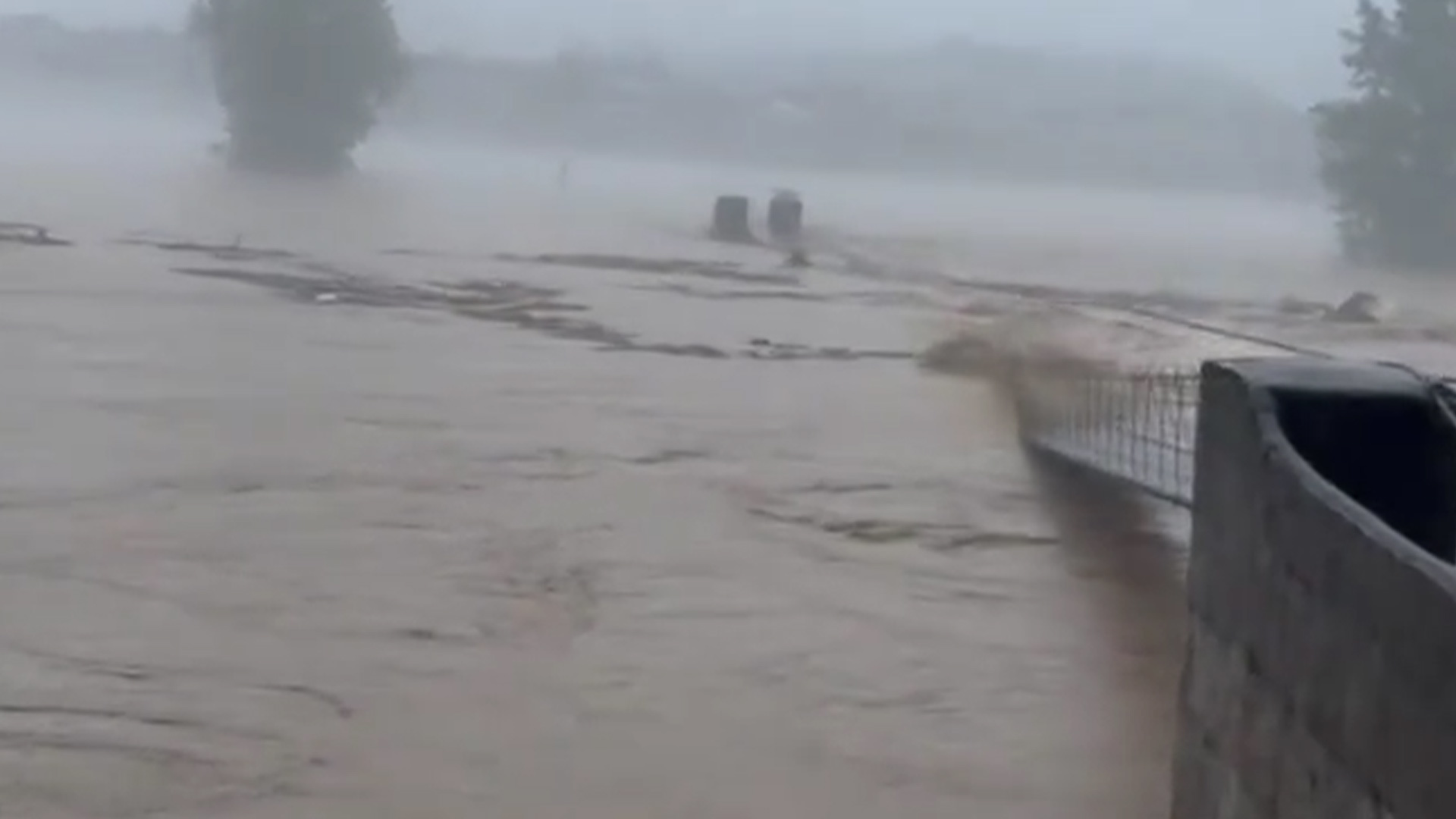 湖南石门县遭暴雨袭击，一吊桥仅10秒就被洪水冲断，沿街商户被淹，积水几乎漫过车顶，当地已转移1.6万人