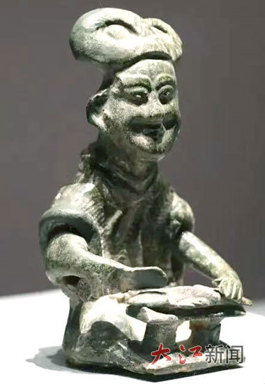 东汉绿釉制鱼厨夫陶俑