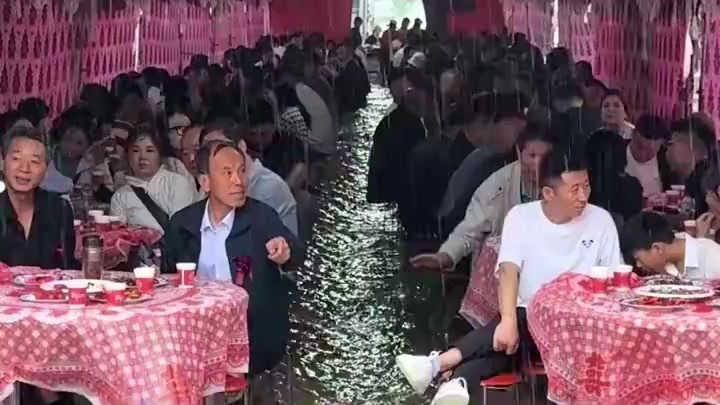 婚礼遇暴雨，宾客吃上“流水席”