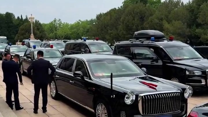 凤凰记者探秘普京访华车队，近距离看“碉堡”座驾，红旗礼宾车与护卫车有何不同？