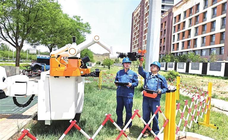 近日，新区供电公司首次成功完成两项10千伏线路机器人带电消缺作业。全程零停电、零接触、零风险，标志着该公司10千伏线路带电作业正式迈入“机器代人、智能高效”新阶段。图为作业现场。记者　史晓峰　摄