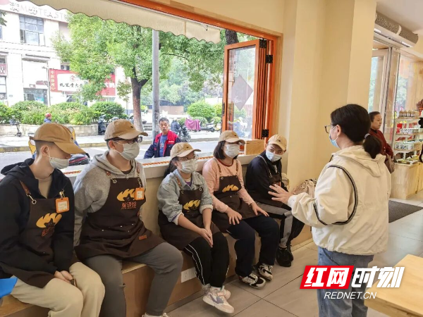 星语林康复中心为接受康复的孩子免费提供就业培训，并安排他们去“星语绘”门店上岗实操，帮助更多残疾人走出家门走进职场。（座上最右为睿睿）