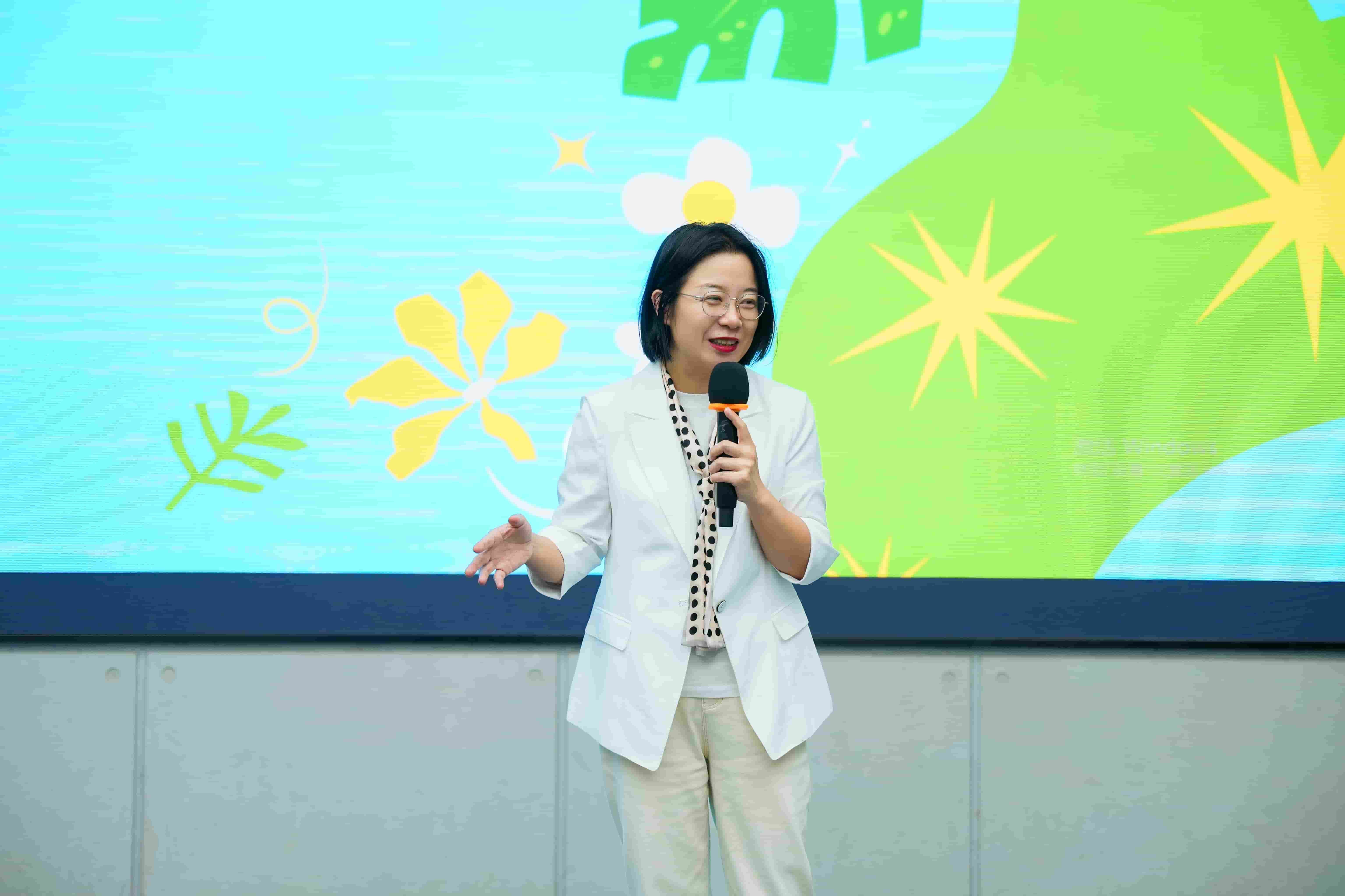 文化传媒学院执行院长曹小娟上台致辞