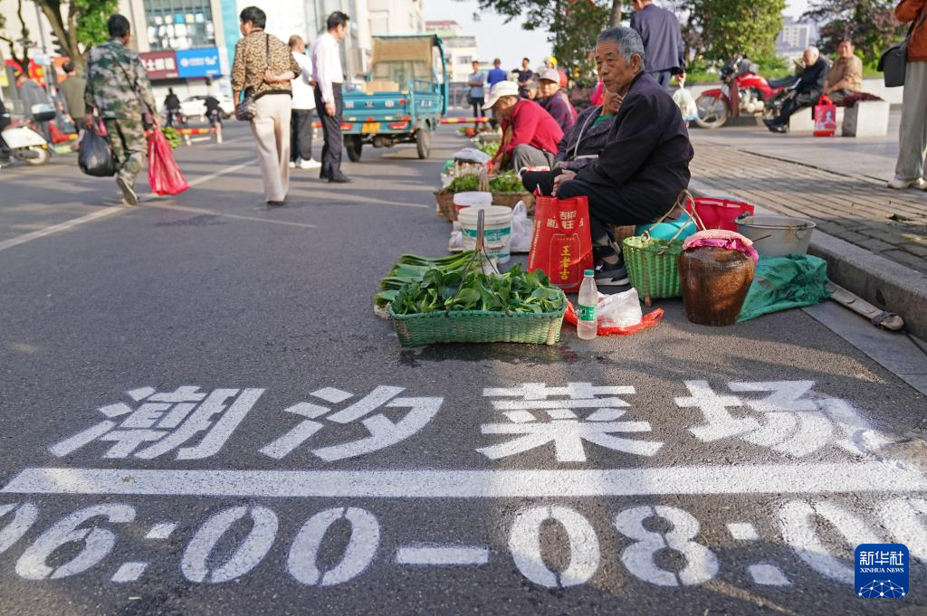 菜农在“潮汐菜场”摆摊售卖自家种植的蔬菜（5月12日摄）。