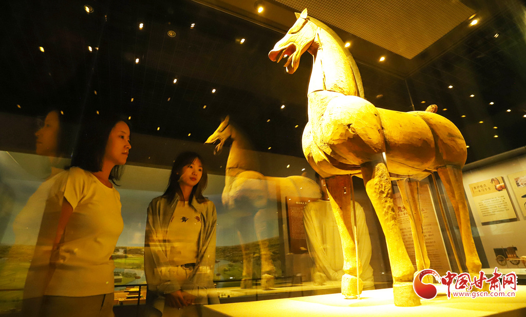高台县博物馆内群众在观看文物展览