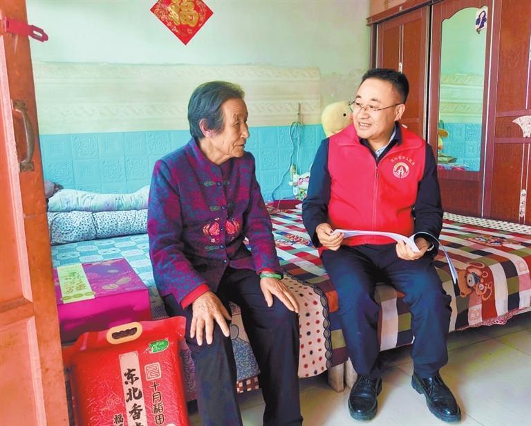 会宁县瑞祥老年人服务中心工作人员看望老人