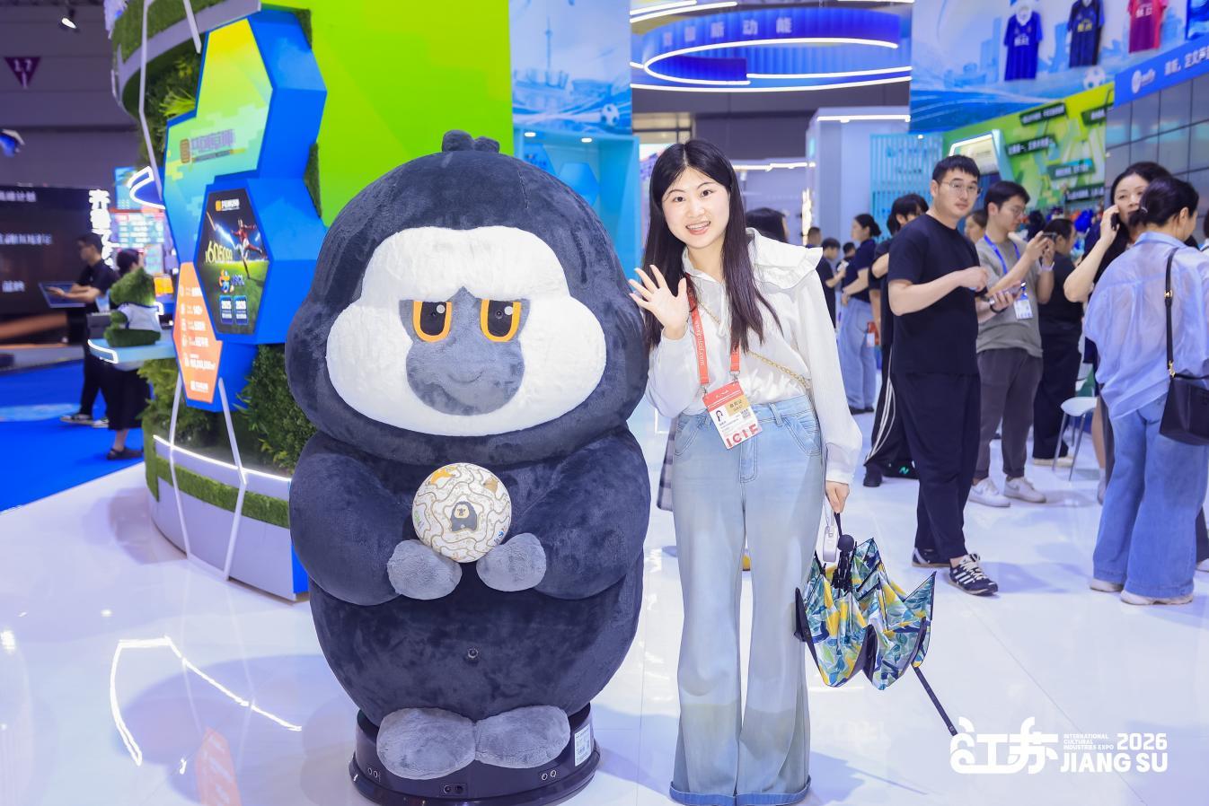 南大电子与红山动物园合作推出的“杜杜”机器人在现场很受欢迎