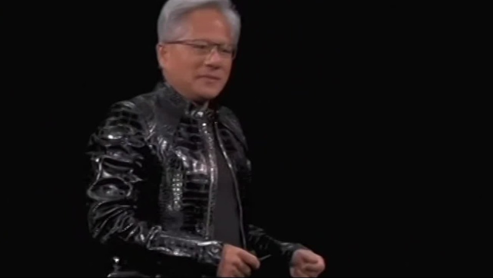 黄仁勋将芯片卖到中国，背后有何博弈？