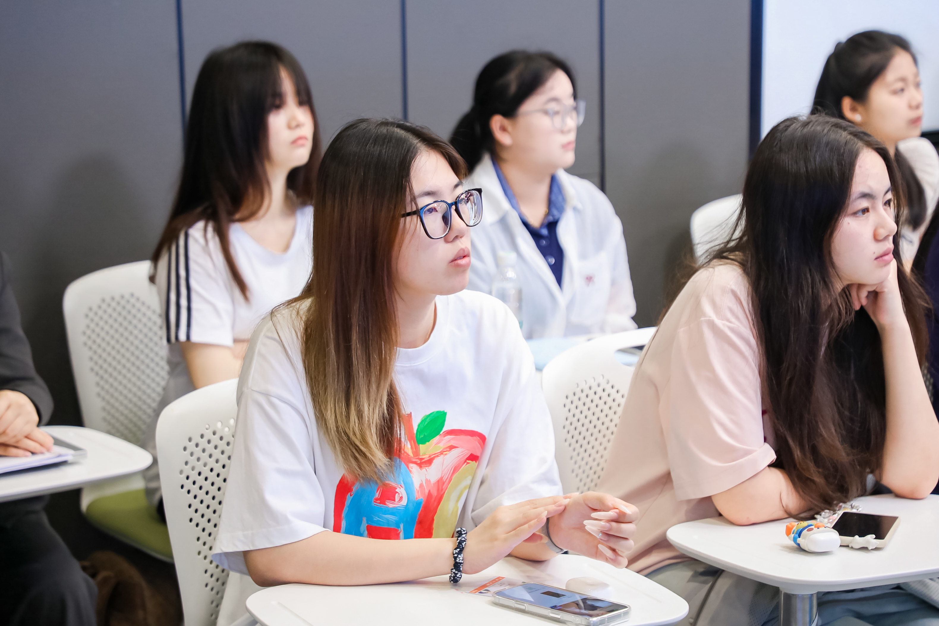 西安欧亚学院与曲江文旅共建商学院正式揭牌！