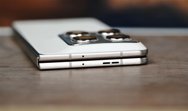 联想moto首款大折叠手机!moto razr fold图赏