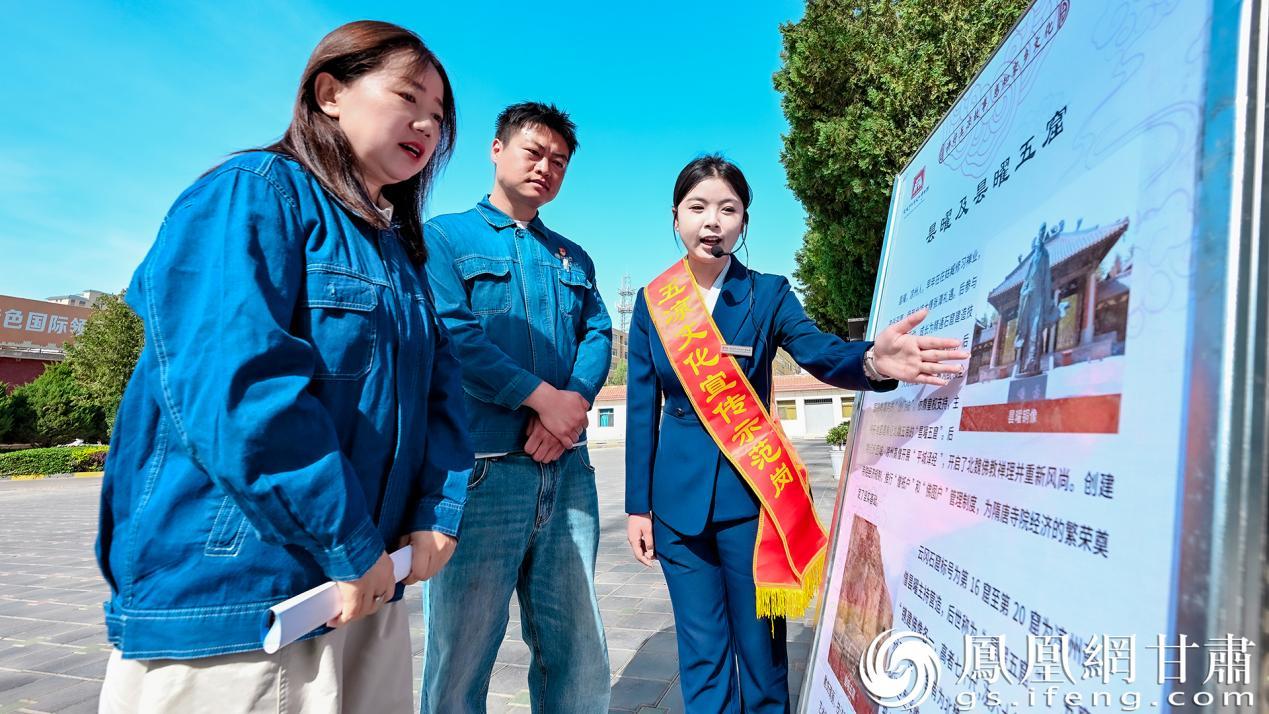 五凉文化博物馆讲解员为国网武威市凉州区供电公司职工介绍馆藏展品