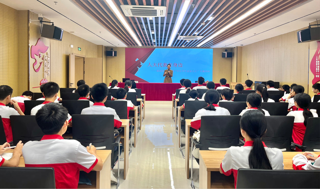 图为：课堂现场