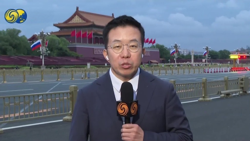 凤凰记者：中俄官员未聊尽兴，签字仪式前仍“见缝插针”