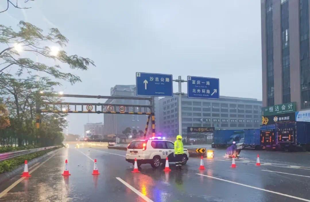 受暴雨天气影响 中山横栏部分路段临时封路