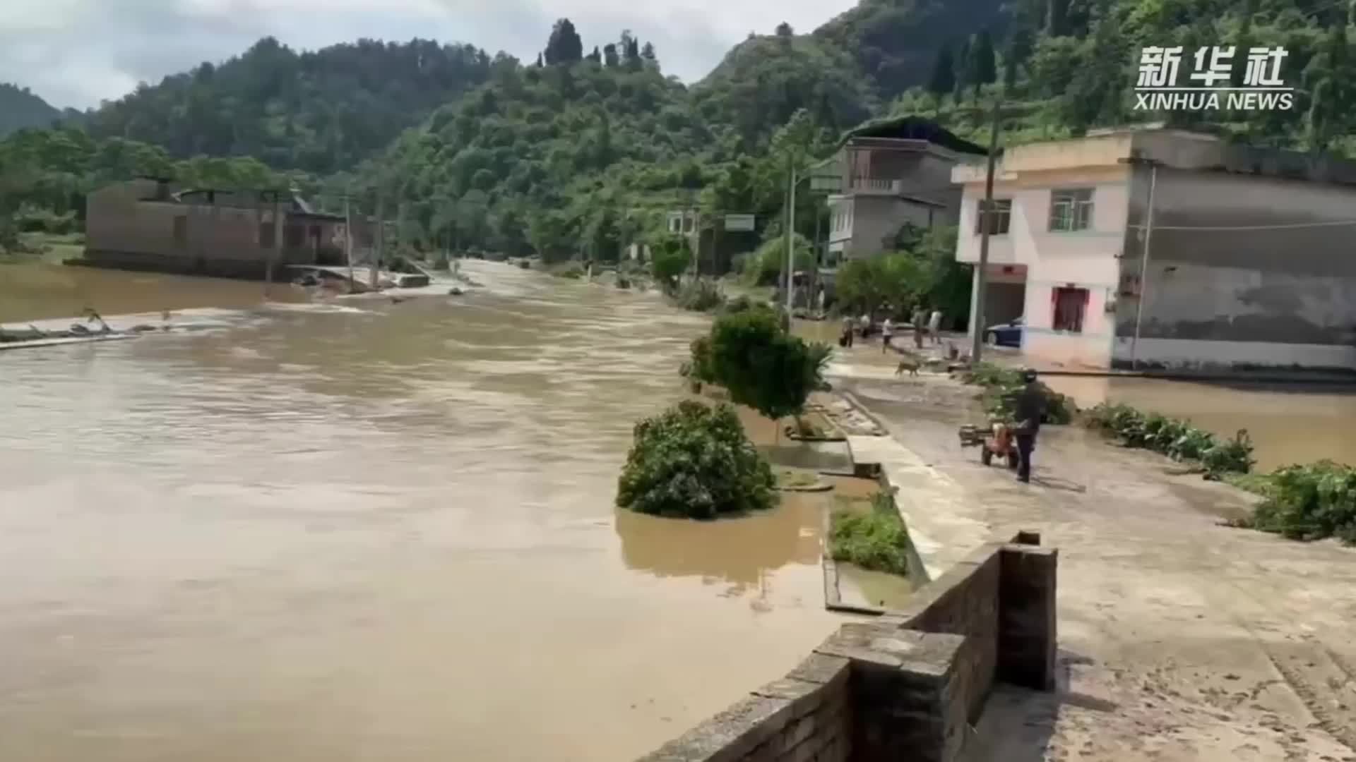 大范围降雨影响我国多地 贵州麻江强降雨引发山洪