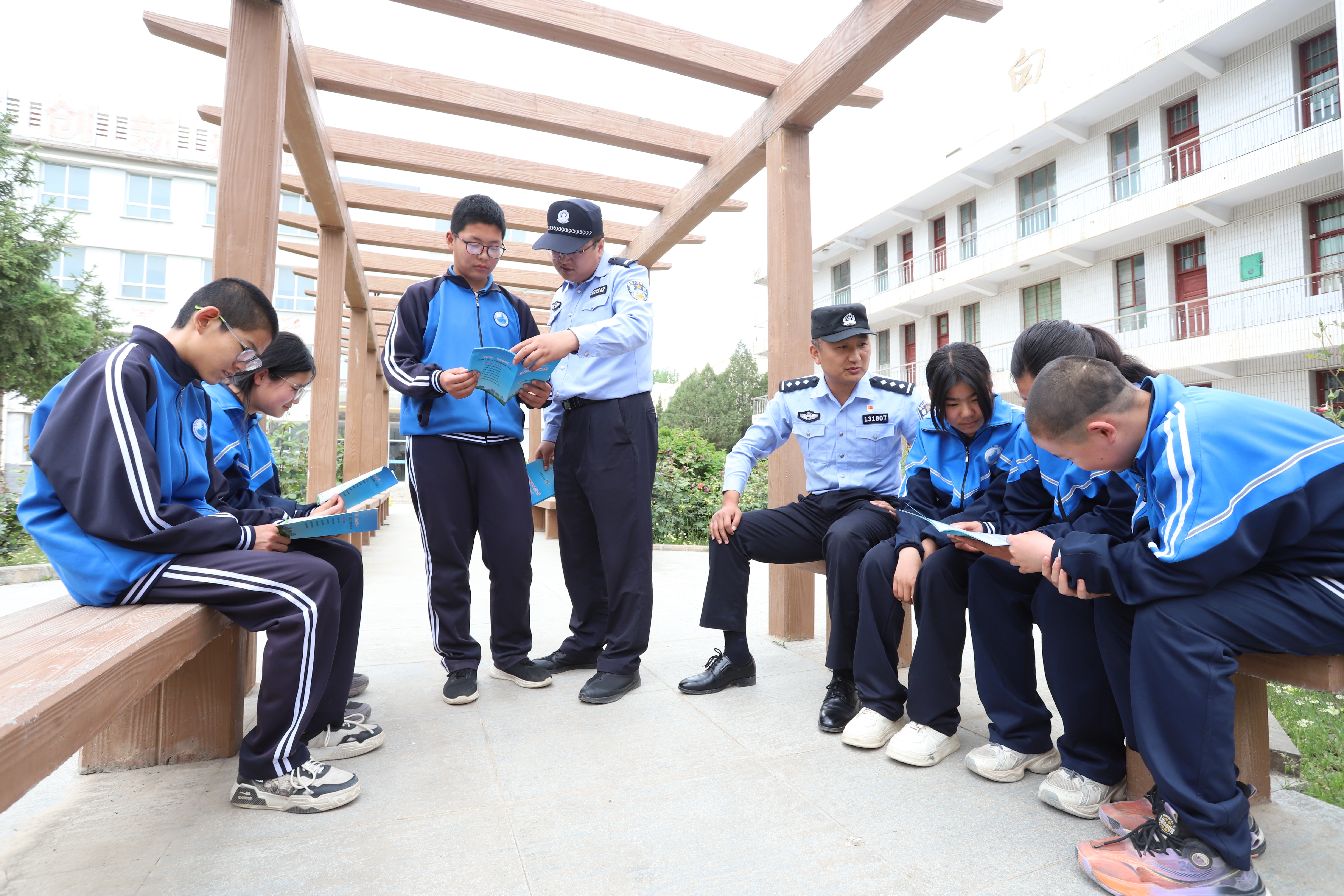 图2为民警走进辖区初级中学开展民法典主题法治宣讲活动(崆峒区融媒体中心供图).jpg