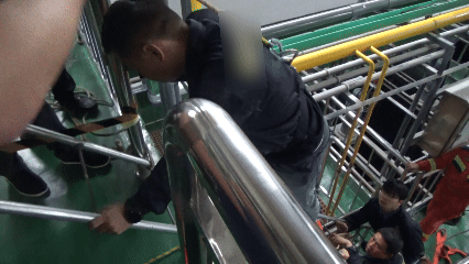 宜春一工人失足坠落蓄水池 消防员20分钟紧急救援