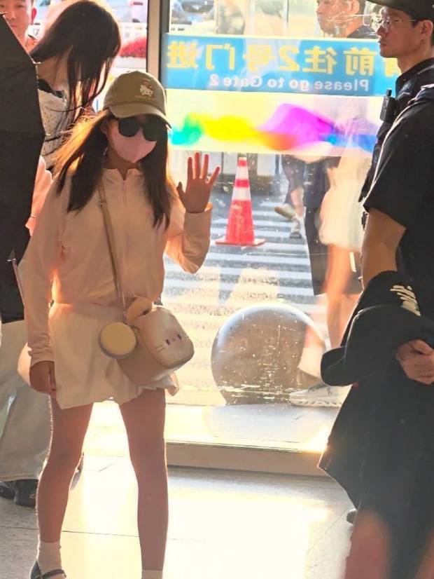 大女儿Hathaway大方向众人打招呼。