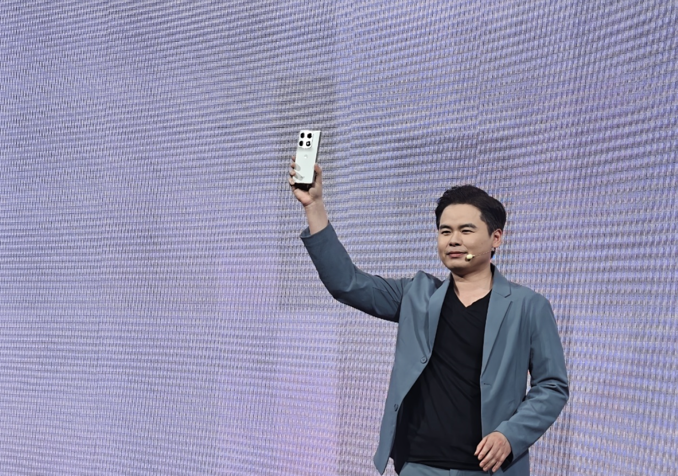 联想旗下摩托罗拉首款大折叠屏手机moto razr fold发布：9999元起