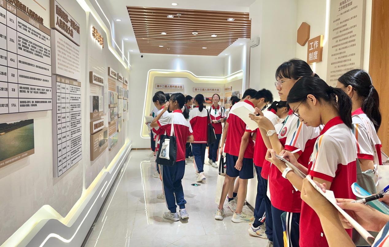 图为：映月中学师生参观南海人大历史展厅