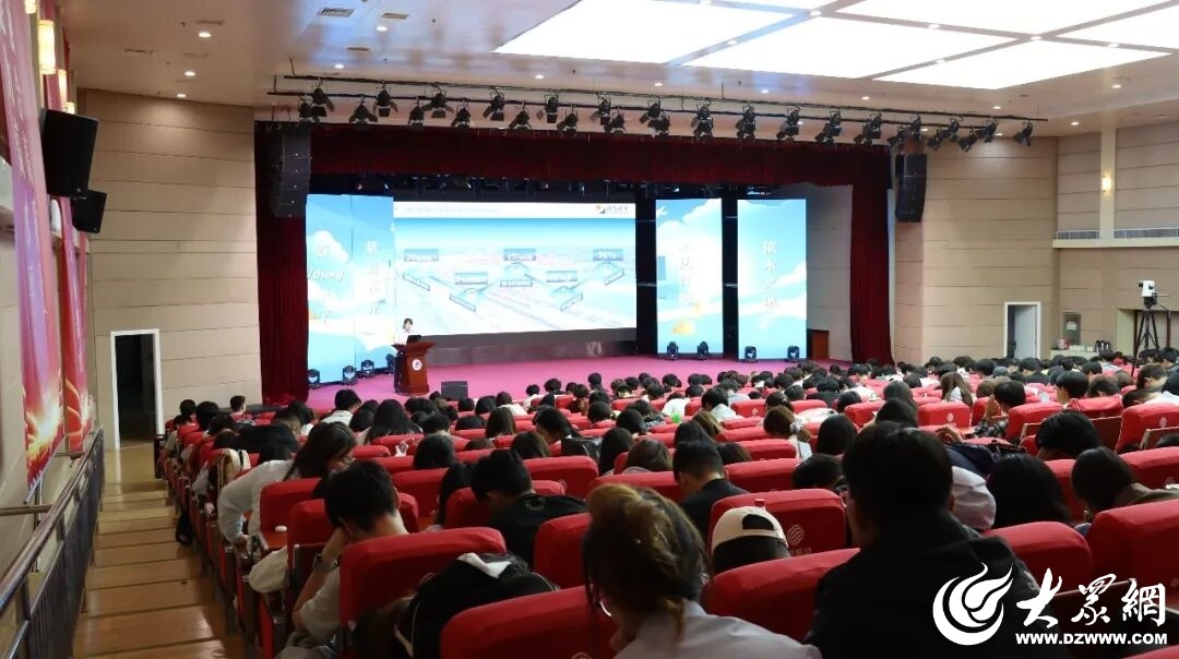学生在活动现场听讲